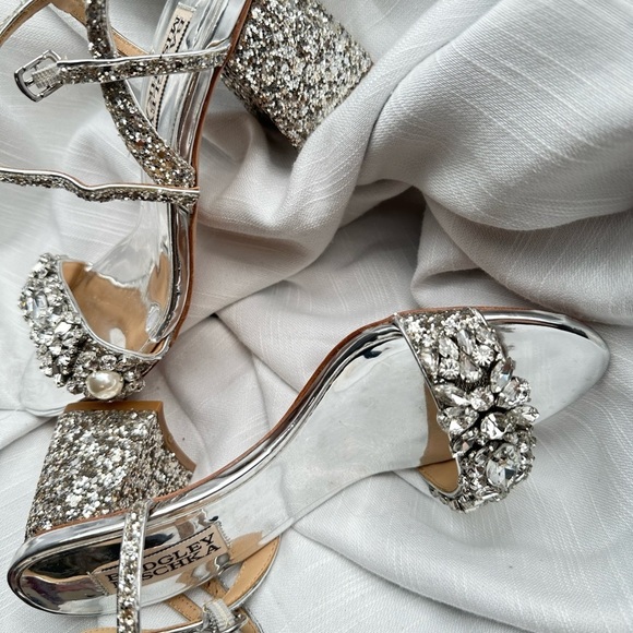 Badgley Mischka Silver Glitter Women's Sandals size 5 EUC - Picture 2 of 12